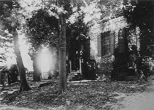 StewartDavid_HousePresentOldPhoto_Peg.jpg (28521 bytes)