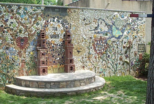 MosaicWall_Right.jpg (74928 bytes)