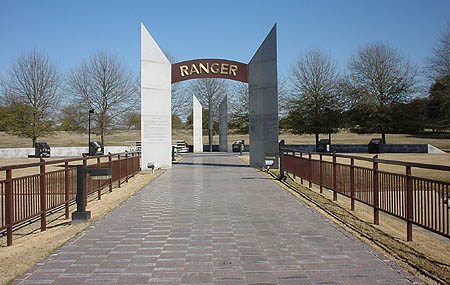 RangerMonument_Arch.jpg (42677 bytes)