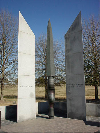 RangerMonument_Dagger.jpg (47930 bytes)