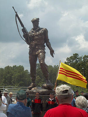 BraggGreenBeretStatue.jpg (31864 bytes)