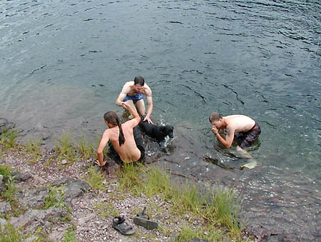 UHL-PipeBackToShore.JPG (52071 bytes)