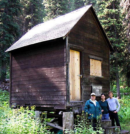 PICT0092EmergencyCabin02.JPG (128696 bytes)